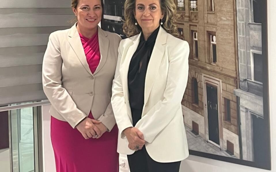 00a06ab1 ae51 a33d 5d2f aff5f5fb50131