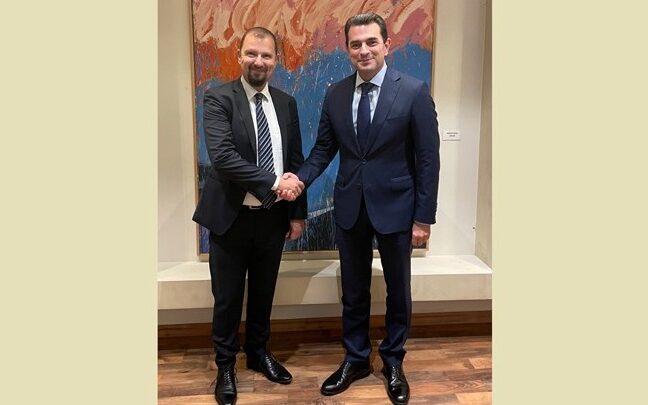 72c16d9d 9d94 a6a3 8cd7 4149558300b61