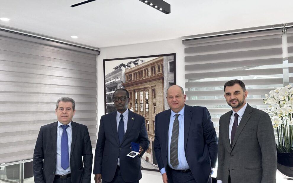 48d116cb c948 7a7e 3b66 cf760d6d43392