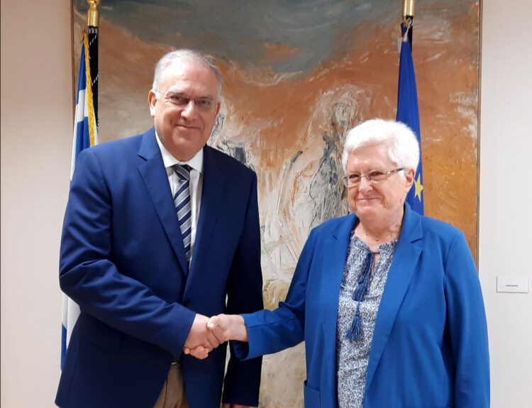 Τάκης Θεοδωρικάκος, Αϊρίν Έβελυν Μικέλα Μαίρη Σαρπ