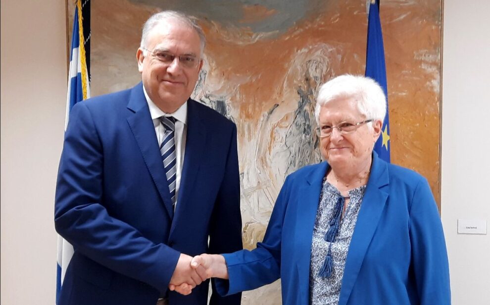 Τάκης Θεοδωρικάκος, Αϊρίν Έβελυν Μικέλα Μαίρη Σαρπ