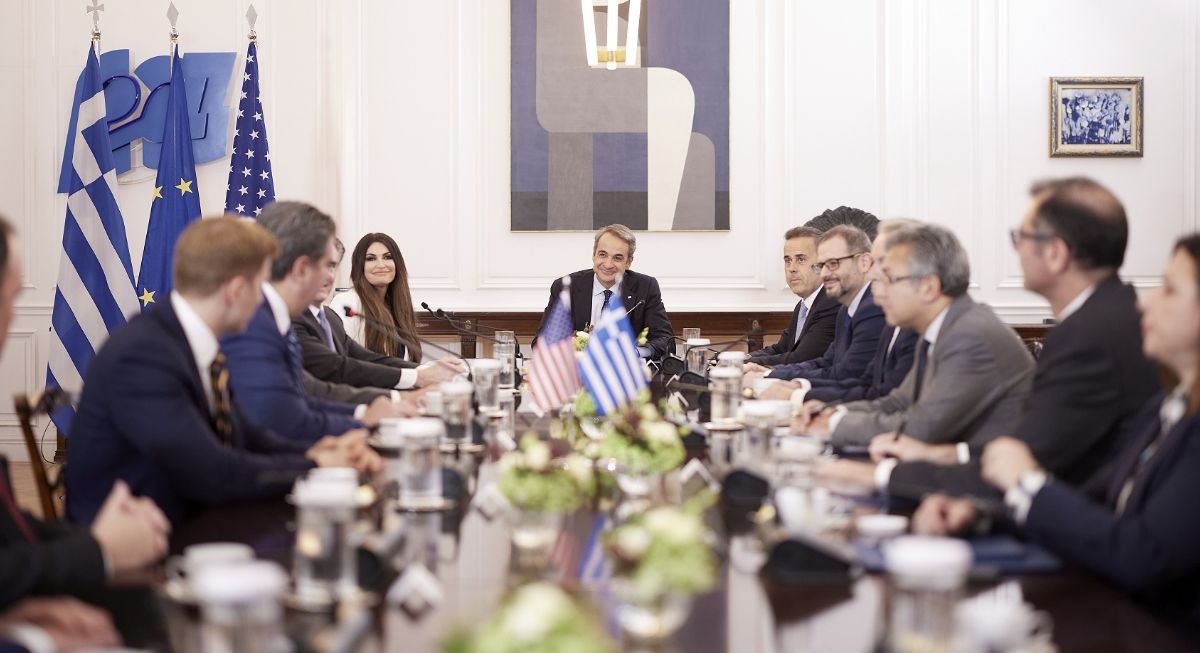 Συνάντηση πρωθυπουργού Κυρ. Μητσοτάκη με τους υπουργούς Εσωτερικών και Ενέργειας των ΗΠΑ Ντ. Μπέργκαμ και Κρις Ράιτ
