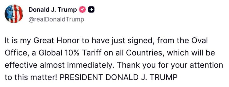 Οι νέοι δασμοί 10% που ανήγγειλε ο πρόεδρος των ΗΠΑ Τραμπ τέθηκαν σε ισχύ