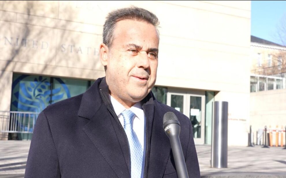 Στ. Παπασταύρου από Ουάσιγκτον για Κάθετο Διάδρομο