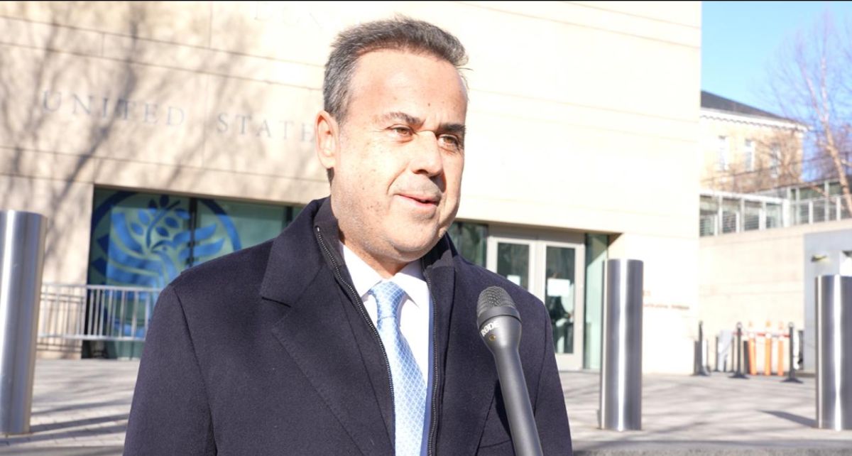 Στ. Παπασταύρου από Ουάσιγκτον για Κάθετο Διάδρομο Στ. Παπασταύρου από Ουάσιγκτον για Κάθετο Διάδρομο