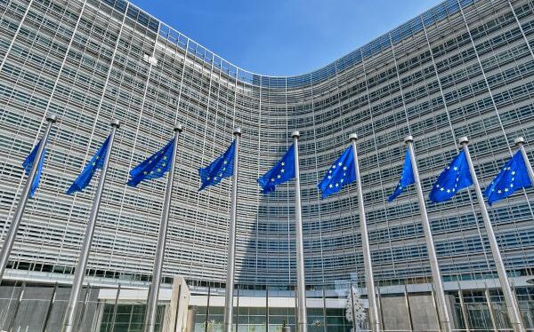 Η Ευρωπαϊκή Επιτροπή ανησυχεί για τις υψηλές τιμές ενέργειας