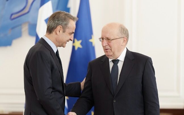 Ο πρωθυπουργός Κυριάκος Μητσοτάκης με τον Ευρωπαίο επίτροπο Άμυνας και Διαστήματος Άντριους Κουμπίλιος (Andrius Kubilius)