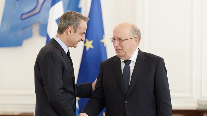 Ο πρωθυπουργός Κυριάκος Μητσοτάκης με τον Ευρωπαίο επίτροπο Άμυνας και Διαστήματος Άντριους Κουμπίλιος (Andrius Kubilius)