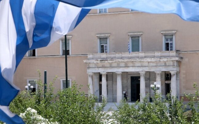 Στην Oλομέλεια η αναθεώρηση του Συντάγματος