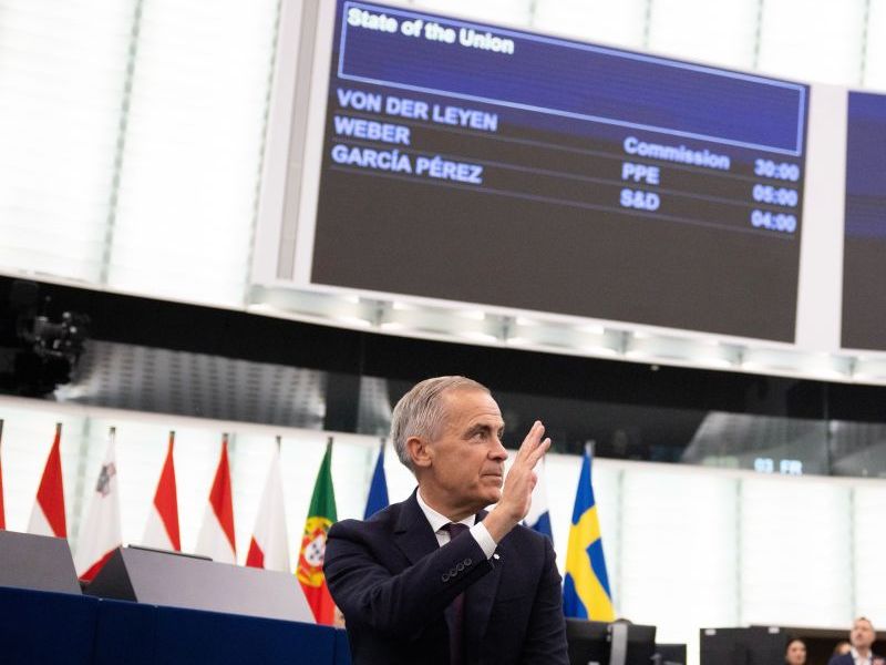 Η Ούρσουλα φον ντερ Λάιεν κάλεσε τον Καναδό πρωθυπουργό